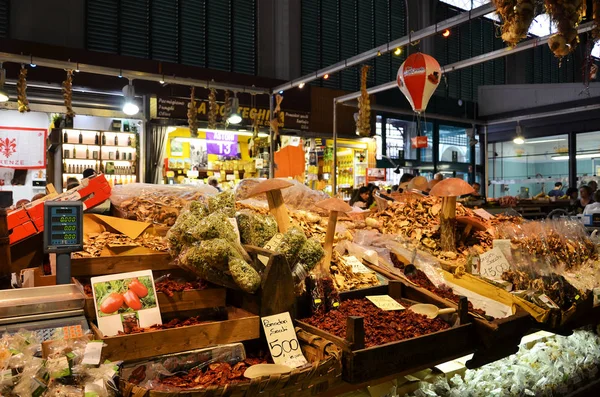 Verkaufsstände Mit Frischen Pilzen Und Likören Auf Dem Markt Von — Stockfoto