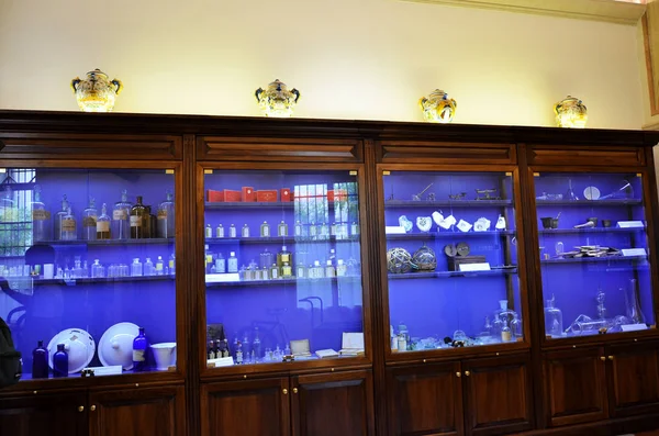 Armoire Avec Bouteilles Dans Une Célèbre Parfumerie Florence — Photo