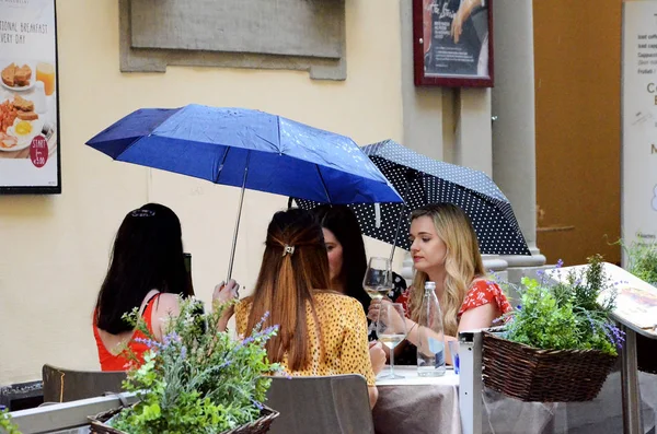 Chicas Jóvenes Bebiendo Bajo Lluvia Florencia — Foto de Stock