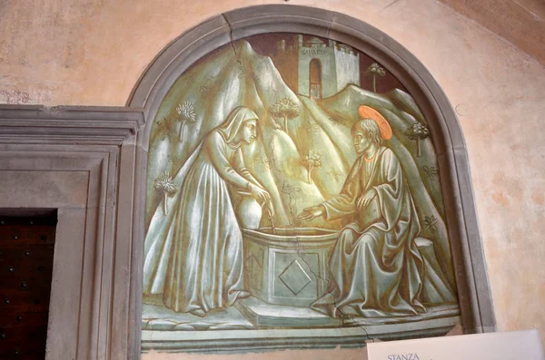 フィレンツェの有名な教会の壁に絵を描く — ストック写真