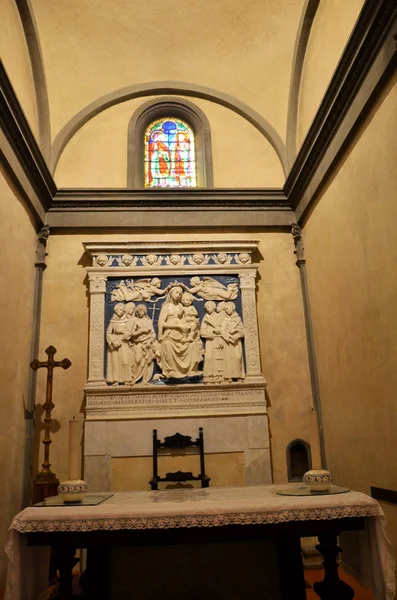 フィレンツェの有名な教会の祭壇 — ストック写真