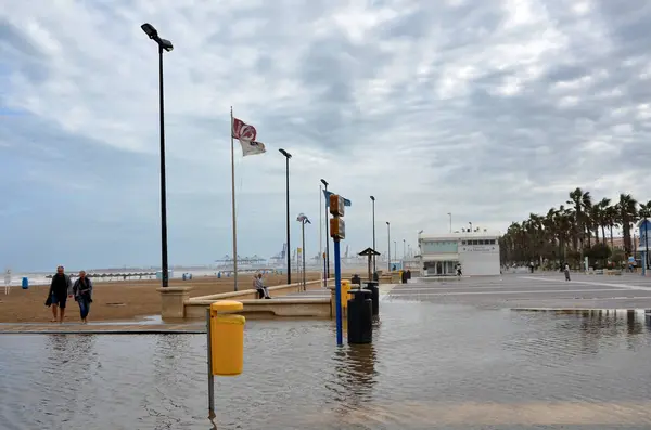 嵐の後バレンシアビーチが浸水 — ストック写真
