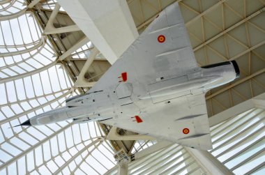 Valencia 'daki Bilim Müzesindeki bir savaş uçağının kopyası.