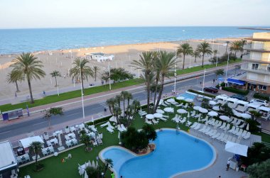 Sahildeki bir otelin terası ve havuzu.