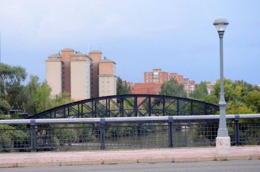 Valladolid şehrindeki köprü, nehir ve binalar