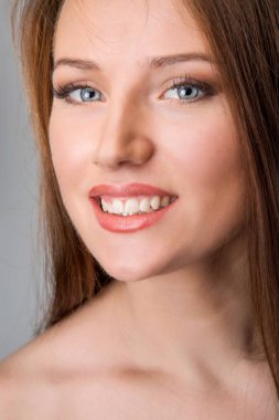 çekici beyaz gülümseyen bir kadın üzerinde beyaz, atış, stüdyo dikey görüntü izole portresi