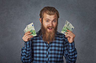 Para euro banknot çok mutlu portre mutlu genç adamla izole üzerinde gri arka planda çığlık başarı kutluyor. Finansal Özgürlük başarı kavramı
