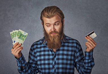 Plastik kredi kartı veya para nakit euro banknot faturaları, gri gösterilen tutarak seçtiğiniz iş adamı 