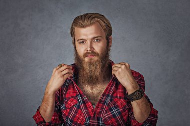 Başarılı delikanlı gri duvardan sakallı portre acımasız bir adam poz