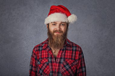 Noel Baba şapkalı mutlu sakallı adam gri gri arka plan, yatay görüntü izole. Mutlu yeni yıl, evlenmek Noel kavramı