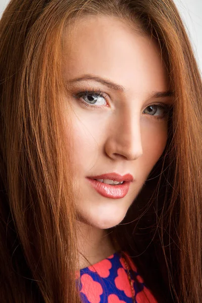 Bonita belleza. Recortado estudio de fotografía de belleza de la mujer dando una mirada segura a la cámara — Foto de Stock