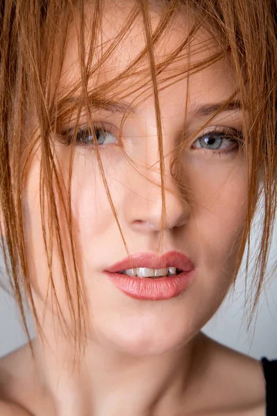 Mulher bonita com cabelo castanho avermelhado. Corte de cabelo. Penteado. Fringe. Maquiagem profissional . — Fotografia de Stock