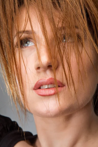 Красивая женщина с рыжими волосами. Стрижка. Прическа. профессиональный макияж — стоковое фото