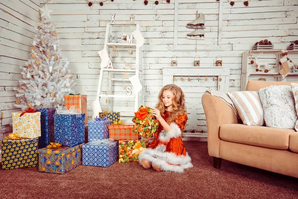 Szczęśliwa dziewczyna otwarcie Pokój pole na białym tle prezent Boże Narodzenie urządzone. Zimowe wakacje koncepcja — Zdjęcie stockowe
