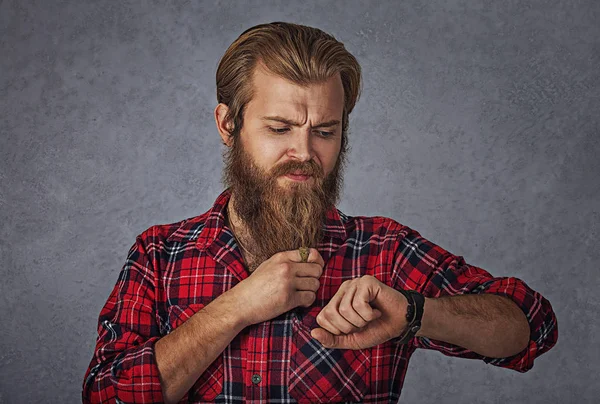 Retrato de um homem chocado olhando no relógio de pulso isolado fundo cinza cinza . — Fotografia de Stock