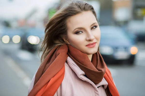Стильна красива молода жінка в осінньому модному одязі прогулянка містом Дивлячись на вас Камери — стокове фото