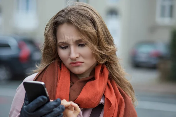 Engraçada triste mulher olhando para cima pensando vendo más notícias sms comentário trolling mensagem — Fotografia de Stock