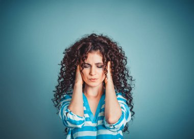 Portre üzgün genç kadın izole mavi arka plan vurguladı. Şehir stres kavramı