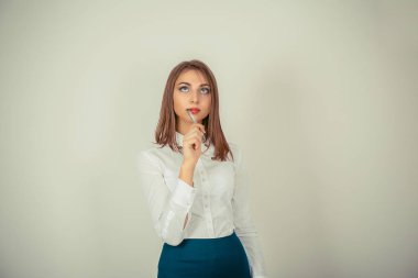 genç kadın derinden ararken bir şey hakkında hayal kurmayı düşünüyorum