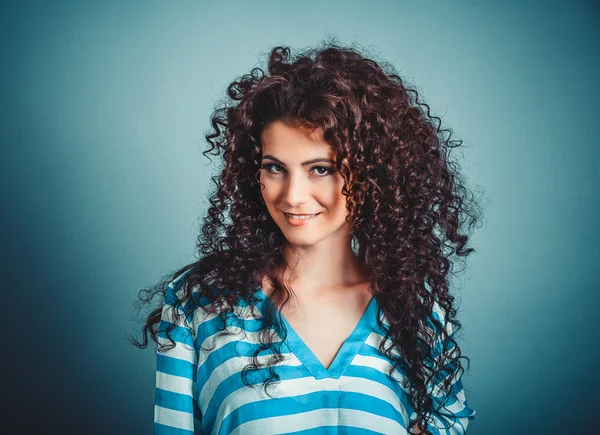 Retrato de joven mujer sonriente alegre, sobre fondo azul — Foto de Stock