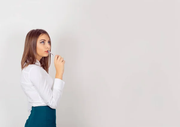 Zijkant profiel gelukkig mooie vrouw op zoek naar de kant hand op lippen geïsoleerde wit grijs muur te denken — Stockfoto