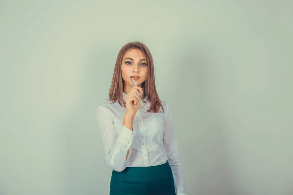 Joven mujer pensando soñando profundamente sobre algo, mirándote cámara — Foto de Stock