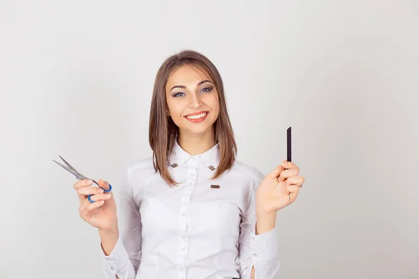 Mode-Stil der Frisur. Profi mit Schere und Kamm. Elegante Frau präsentiert ihren Friseursalon. Elegant und edel sein. — Stockfoto