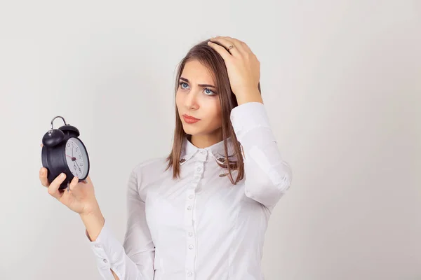 Estrés mujer de negocios, estudiante que llega tarde con la mano del reloj en la cabeza — Foto de Stock