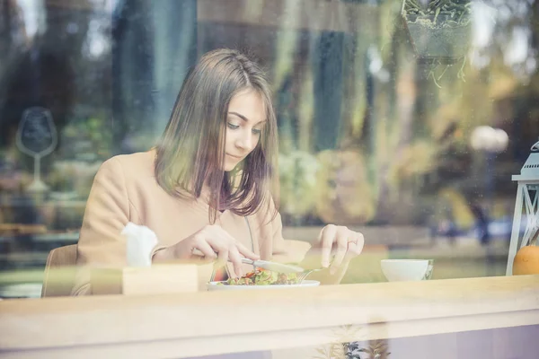 Sağlıklı beslenme, diyet ve insanlar kavramı - yakın çekim genç kadın kahve dükkanında sebze salata yemek — Stok fotoğraf