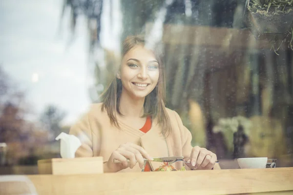 Alimentación saludable, dieta y concepto de personas - mujer joven comiendo ensalada de verduras en la cafetería —  Fotos de Stock