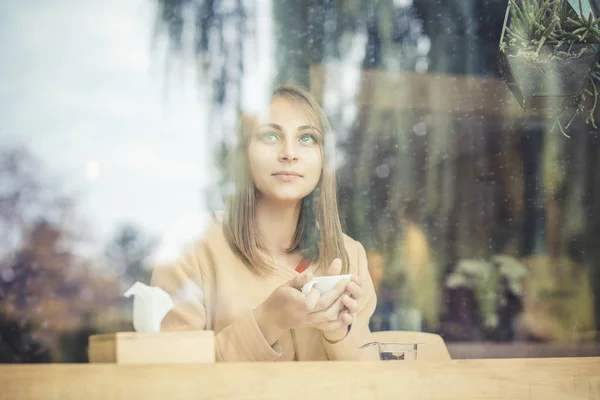 Coffeee dükkanı bir barda oturmuş yan bakarak hatırlayarak dalgın mutlu kadın — Stok fotoğraf