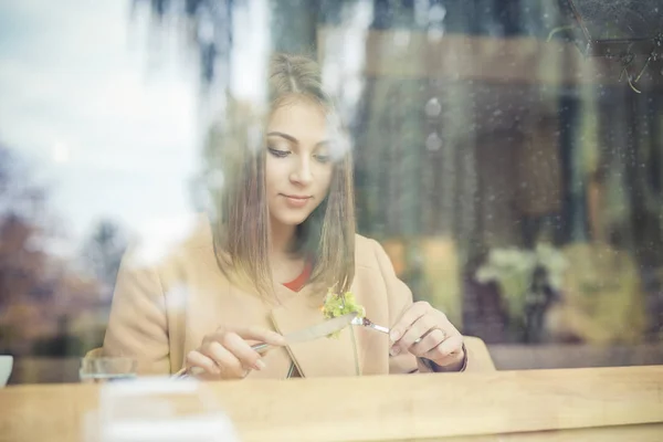 Yeşil salata restoranda yemek kadın portresi portre — Stok fotoğraf