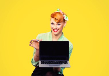 kırmızı kafa kadın oldukça pc bilgisayar tutan pinup kız yeşil düğme gömlek gülümseyen