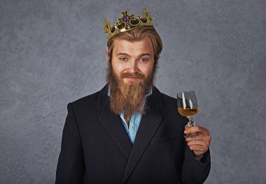 dostum, sakal ve bıyık, mavi gömlek, siyah ceket takım altın taç giyen