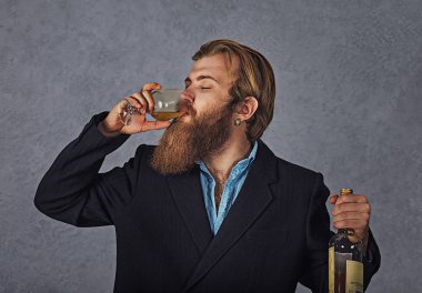 Neşeli sakallı işadamı pahalı viski içiyor