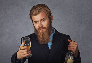 Sakallı adam bir tost izole gri grunge arka plan duvar öneriyor