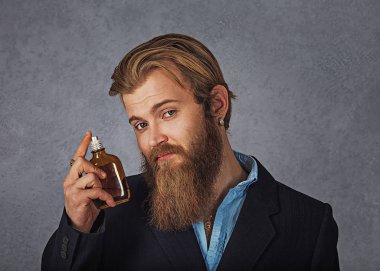 Başarılı bir iş adamı gösterir tercih ediyor en sevdiğiniz parfüm kokusu Grey teklif seviyor