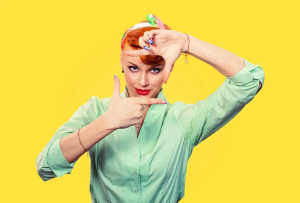 Jovem pin up cabelo retro estilo menina mulher fazendo moldura gesto chave no amarelo — Fotografia de Stock