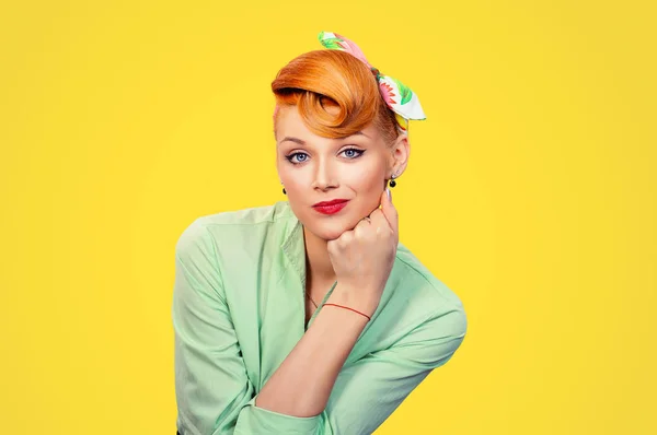 Frustrierte skeptische junge Frau sieht verdächtig angewidert aus — Stockfoto