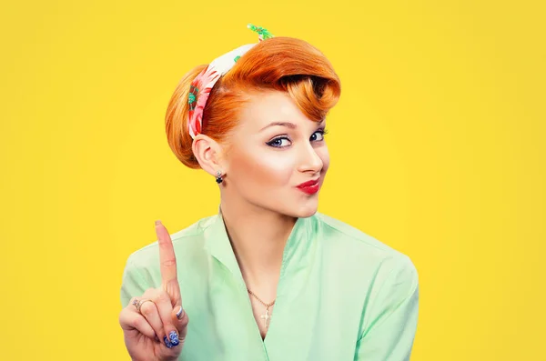 Frau gestikuliert ein No-Zeichen. ernste Pinup-Retro-Stil Mädchen erhobenen Zeigefinger sagen oh nein — Stockfoto