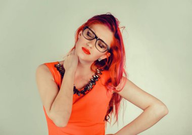 mutsuz iş kadını ile kötü boyun ağrısı, iş veya eğitim uzun saat sonra vurguladı,