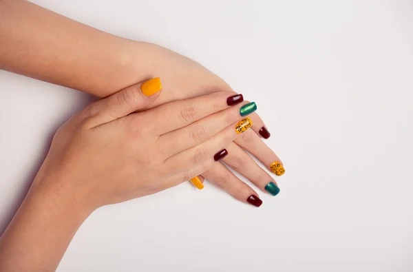 Mains avec vernis à ongles coloré. Automne style automne manucure et concept de maquillage — Photo