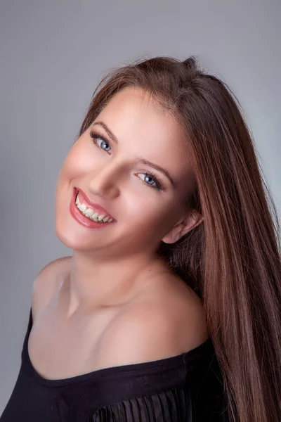 Retrato close-up headshot de atraente alegre jovem — Fotografia de Stock