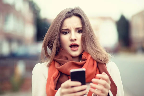 Mauvaise nouvelle, commentaire dans les médias sociaux. Jeune femme — Photo