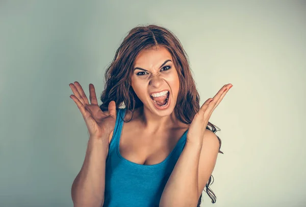 Stäng upp mycket arg kvinna skrek i skräck, grimas porträtt. — Stockfoto