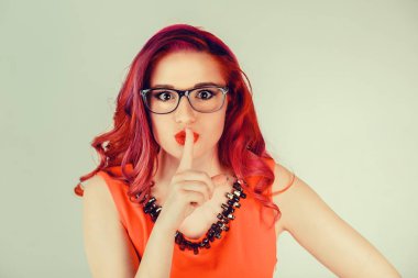 Sessizlik için shhh jest isteyen kadın