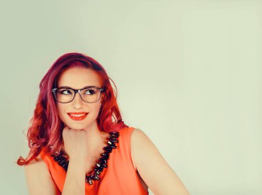 gülümseyen, yeşil arka plan üzerinde izole şirin kendine güvenen kadın Kafkas latina iş kadın kız mutlu karışık yarış.