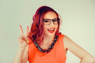 Barış, zafer ya da iki işaret veren kadın