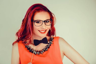 Kadın gülümseyen holding kağıt papyon