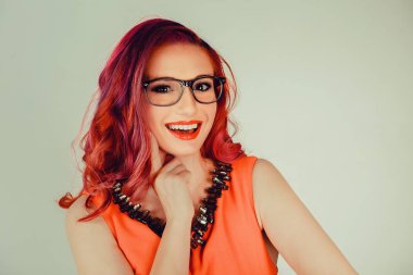 Elini yanağına gülümseyen kadın